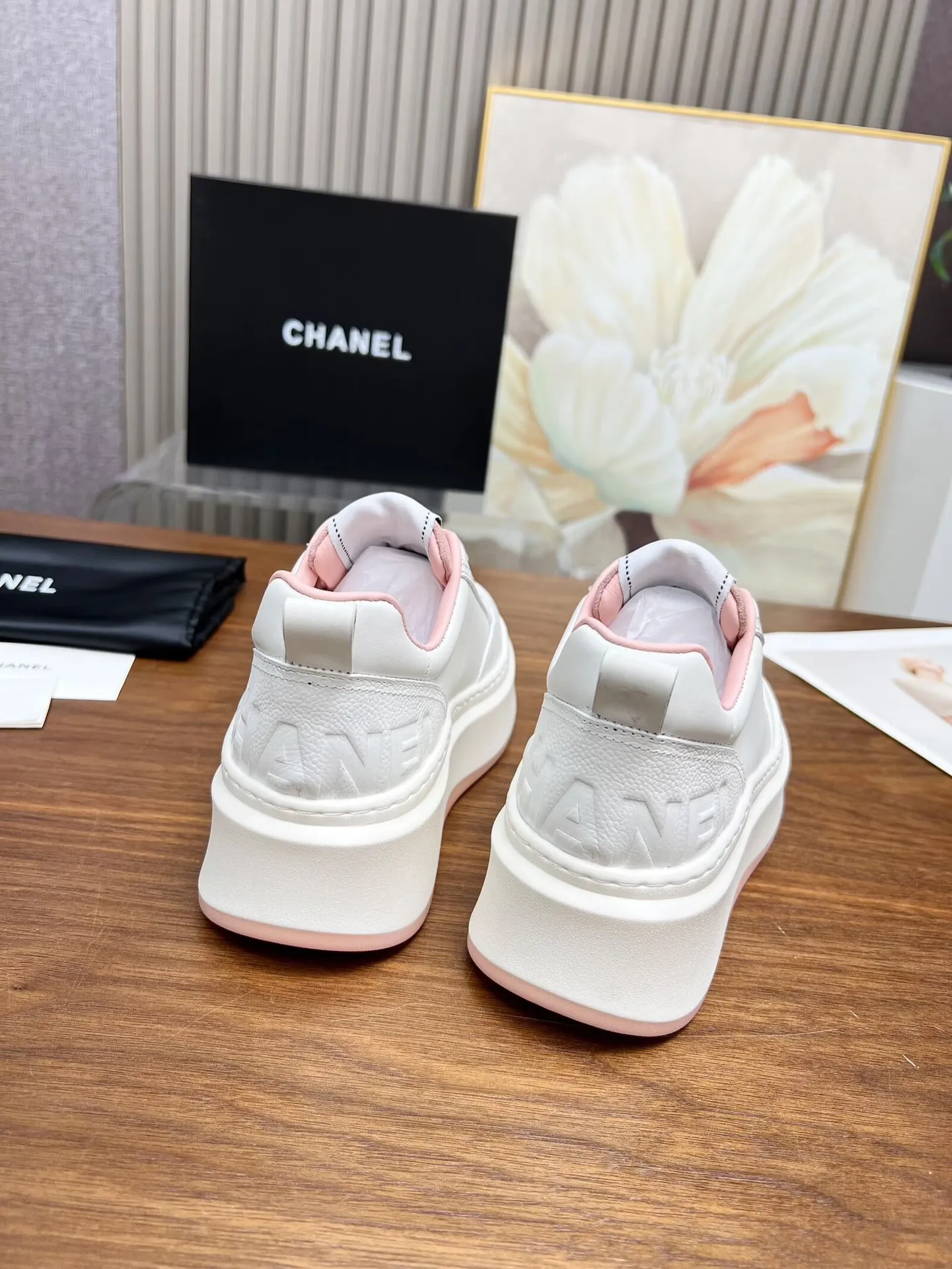 👟👟Ex-factory price 460👟👟 New Chanel panda color white shoes, currently super popular thick-soled shape, very versatile, long and slim legs, super comfortable on the feet, elongating the entire body proportion [strong] Fabric: imported first-layer cowhide🐂 Lining: sheepskin Foot pads: cowhide Code number: 34 to 41 (34 and 41 need to be customized) Packaging: with card, cloth bag Color: black, white, pink